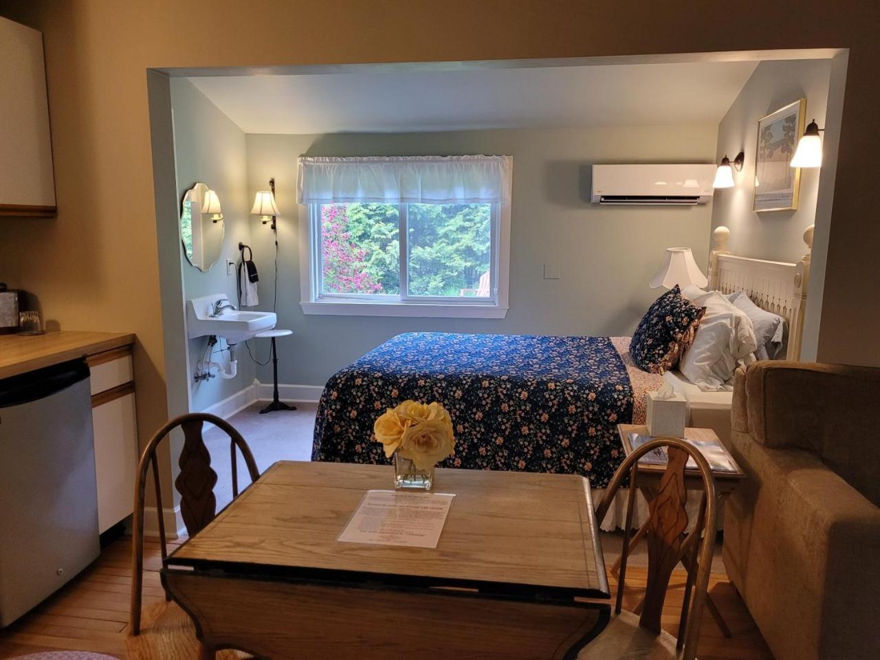 Sylvan Inn Bed & Breakfast Глен Арбър Екстериор снимка
